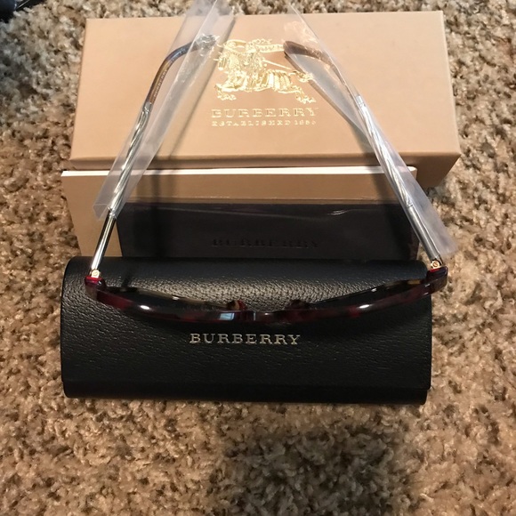 😎 Brand New Burberry Sunglasses ☀️ - Picture 7 of 7